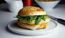 Hamburguesitas de Pescado Blanco y Mayonesa de Alcaparras