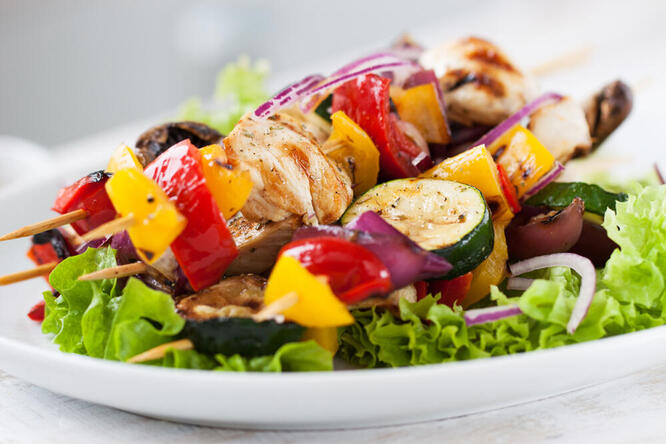 Tupperware Brochetas de Pollo y Vegetales con Salsa Light de Cacao Especiada  